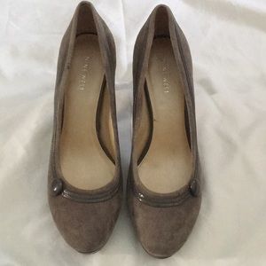 Nine West Gray Round Toe Suede Pumps - 9M